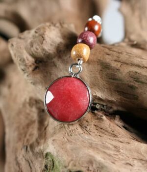 Boucles d'oreilles en quartz cerise et bois naturel, fabriquées à la main, disponibles chez My Essenciel.