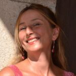 Femme portant des boucles d'oreilles en quartz cerise et bois, mettant en valeur la beauté naturelle des bijoux.