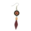 Boucles d'oreilles artisanales en bois d'amarante avec cabochon en verre mandala, sur fond blanc.