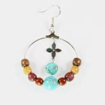 "Boucles d'oreilles en bois et turquoise Zeyna avec une étoile argentée et des perles multicolores, design élégant et artisanal.