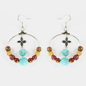 Paire de boucles d'oreilles légères en pierre turquoise et bois précieux, associant finesse et modernité.