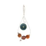 Bijoux élégants composés de bois d'amarante, néflier et mûrier avec perles argentées.