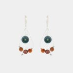 Boucles d’oreilles écologiques avec un pendentif cabochon vert et un fermoir sécurisé.