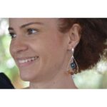 Boucles d'oreilles artisanales en bois précieux et argenté, cabochon vert, design goutte élégant.