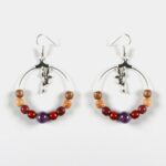 Bijoux éco-responsables faits main, composés d’essences de bois rares et d’améthyste, photographiés sur un fond naturel.