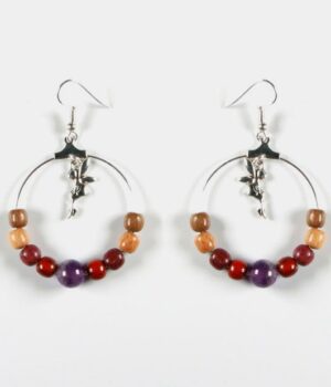 Bijoux éco-responsables faits main, composés d’essences de bois rares et d’améthyste, photographiés sur un fond naturel.