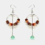 Gros plan montrant la pierre ronde naturelle de 8 mm de diamètre en agate bleue turquoise.