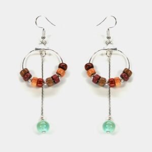 Gros plan montrant la pierre ronde naturelle de 8 mm de diamètre en agate bleue turquoise.