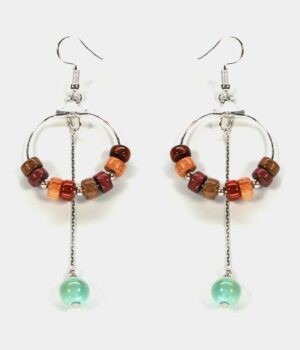 Gros plan montrant la pierre ronde naturelle de 8 mm de diamètre en agate bleue turquoise.