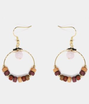 Boucles d'oreilles en créoles dorées avec médaillon en quartz rose et perles multicolores montées à la main.