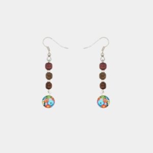 Paire de boucles d'oreilles artisanales hypoallergéniques avec fermoir silicone et design éco-responsable.