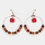 Boucles d'oreilles Janne en argent 925, bois rare et rubis, symbolisant l'engagement de la marque pour des matériaux éco-responsables.