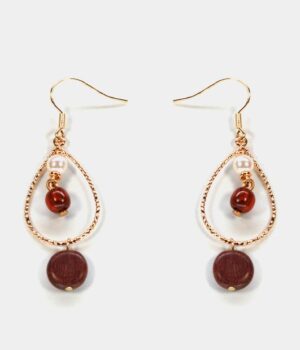 Boucles d’oreilles Sélénite et Bois Dora : Une paire de boucles d’oreilles en bois et sélénite blanche montée sur une base créole dorée.