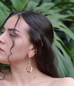 Boucles d'oreilles artisanales en Howlite et bois montées sur apprêt goutte doré, élégantes et légères.