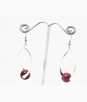 Boucles d'oreilles artisanales en bois d’amarante Babette avec perle ronde de 12 mm.