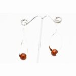 Boucles d'oreilles artisanales en bois d'acajou Babette avec perle ronde de 12 mm.