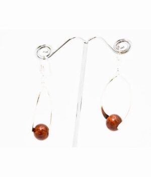 Boucles d'oreilles artisanales en bois d'acajou Babette avec perle ronde de 12 mm.