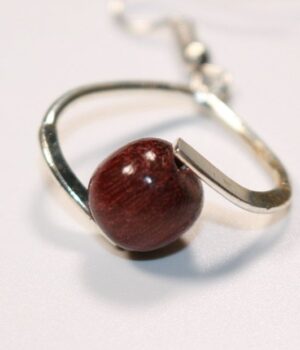 Boucles d'oreilles en bois d’amarante, légères et finement travaillées à la main.