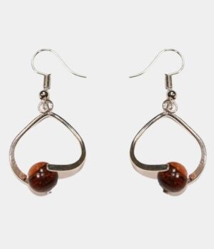 Boucles d'oreilles bicolore Falone en bois précieux, légères et élégantes, posées sur un fond clair.