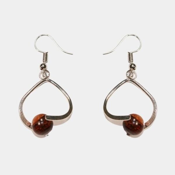 Boucles d'oreilles bicolore Falone en bois précieux, légères et élégantes, posées sur un fond clair.