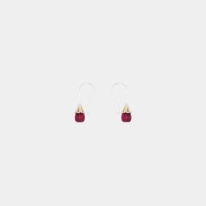 Une paire de boucles d'oreilles artisanales en bois d’amarante violet avec fermoir en métal argenté, modèle Katye.