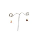 Boucles d'oreilles Katye en bois d'acajou avec apprêts argentés et fermoir dormeuse ouverte, fabriquées à la main.