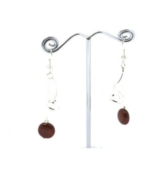 Boucles d'oreilles artisanales Milen en bois d'acajou avec fermoir argenté.