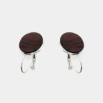 Boucles d'oreilles artisanales en bois précieux avec plateau argenté et résine naturelle.