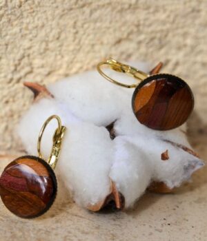 Image des boucles d'oreilles Ness en bois naturel avec une finition dorée, idéales pour les femmes recherchant des accessoires élégants et éco-responsables.