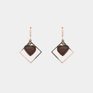 Boucles d’oreilles en rosé avec un pendentif triangulaire filigrane et un cœur en bois d’acajou au centre.