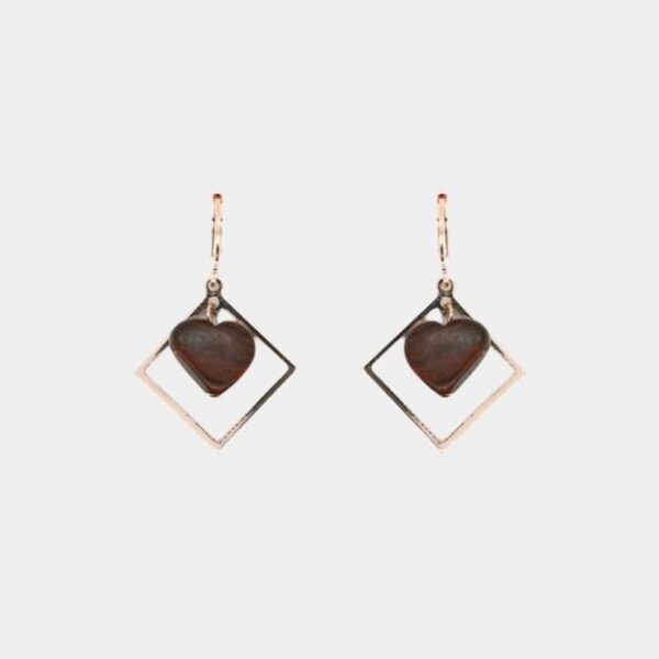 Boucles d’oreilles en rosé avec un pendentif triangulaire filigrane et un cœur en bois d’acajou au centre.
