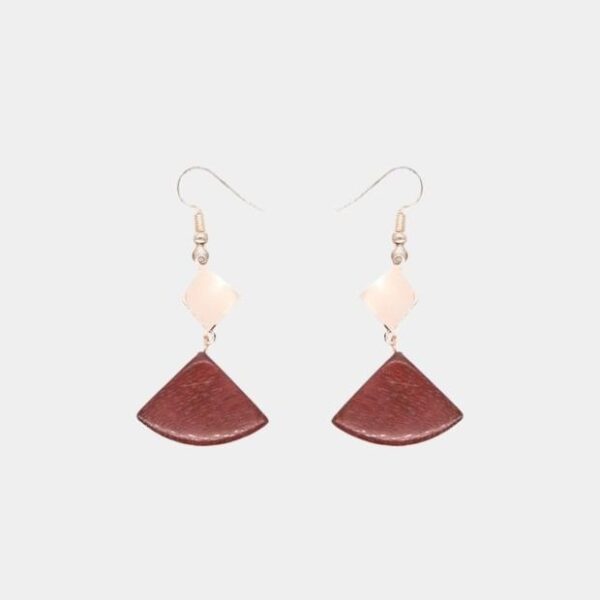 Boucle d'oreille avec perle triangulaire en bois et fermoir en métal sans nickel.