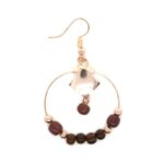 Bijoux écoresponsables : boucles d’oreilles créoles multicolores avec filigrane carré.