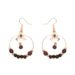 Élégance naturelle : boucles d’oreilles légères fabriquées à la main en bois précieux.