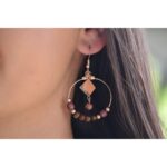 Boucles d’oreilles en bois d’Amarante avec finition dorée rosée et design artisanal.