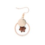 Boucles d'oreilles créoles en bois d'acajou rosé avec perle étoile délicate et montures dorées rosé.