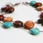 Bracelet en bois et turquoise Myra : Détails rapprochés des perles en turquoise et en bois.