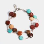 Image illustrant la délicatesse des perles en bois de palissandre et turquoise, alliant élégance et artisanat.