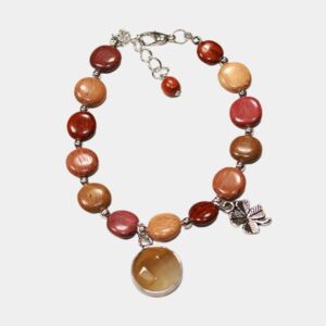 Bijou artisanal en bois et pierre d’Agate grise, présenté avec des tons équilibrés de bois naturel et pierres.