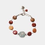 Bracelet artisanal ajustable avec des perles en bois et une pierre centrale ronde, accompagné de notes apaisantes grâce à la calcite bleue.