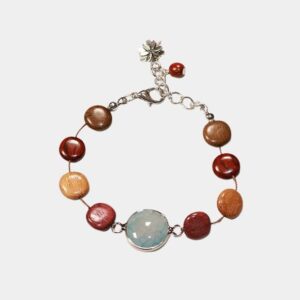 Bracelet artisanal ajustable avec des perles en bois et une pierre centrale ronde, accompagné de notes apaisantes grâce à la calcite bleue.