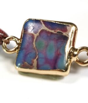 Bracelet Louli vue de près montrant les détails des perles de bois et de pierre