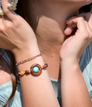 Bracelet turquoise et bois Isia porté, ajoutant une touche de sophistication naturelle.