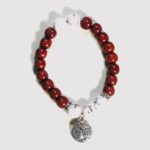 Bracelet en pierres naturelles howlite blanches Oihana avec des perles en bois d'amarante, fabriqué à la main.