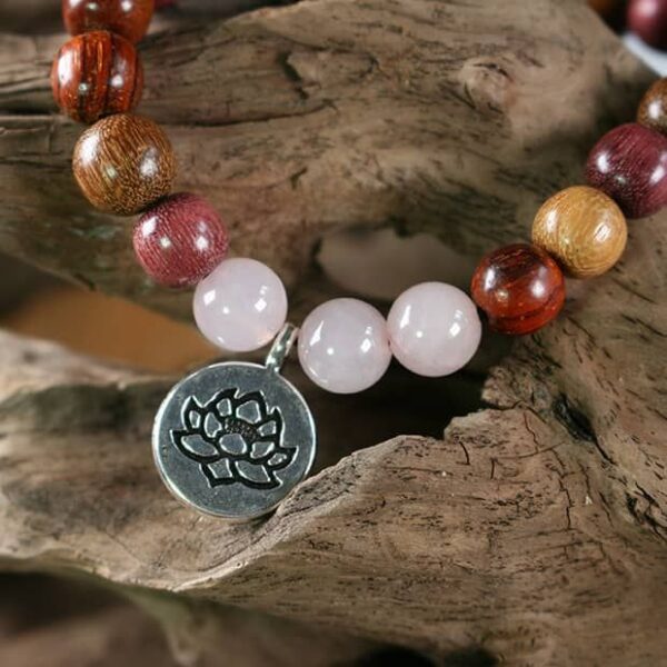 Vue rapprochée des perles en bois multicolores et des pierres en Quartz rose de 8 mm qui composent le bracelet Lotus Kassia.