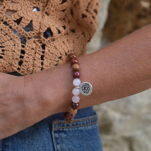bracelet élastique composé de perles en bois multicolore et de pierres naturelles en Quartz rose, mis en valeur sur un fond blanc.