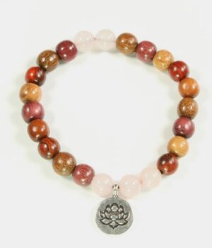 Le bracelet Lotus en bois et Quartz rose est présenté dans une élégante boîte cadeau, prêt à être offert.