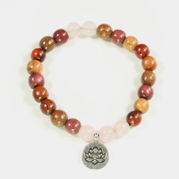Le bracelet Lotus en bois et Quartz rose est présenté dans une élégante boîte cadeau, prêt à être offert.