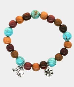 Bracelet artisanal en bois multicolore avec perles de turquoise et breloques.