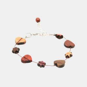 Gros plan sur les essences de bois amarante et palissandre du bracelet Stacy